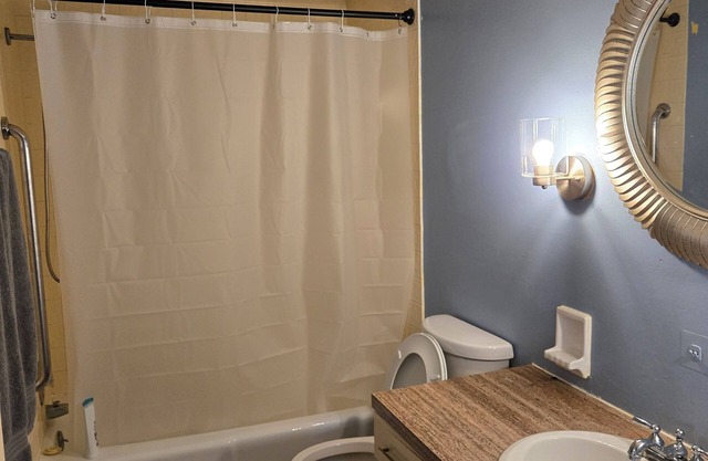 Charming 2-bedroom apartment with patio, AC in Mansfield close to Ink concert