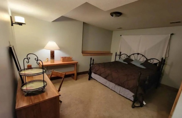 Charming 2-bedroom apartment with outdoor hot tub in rural area, private yard.