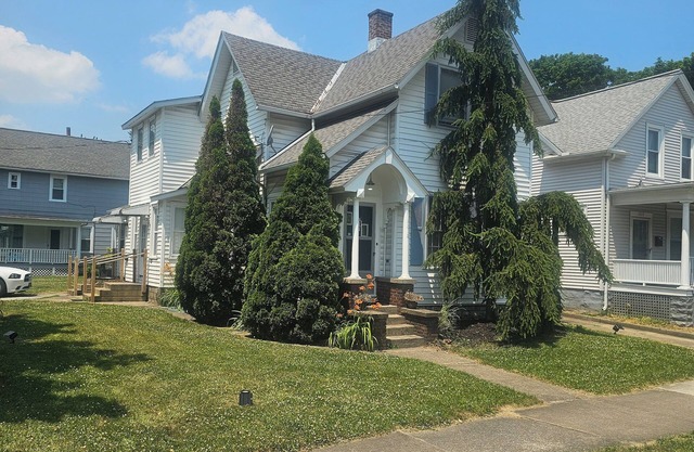 Charming 2-bedroom apartment with WiFi, AC in Sandusky