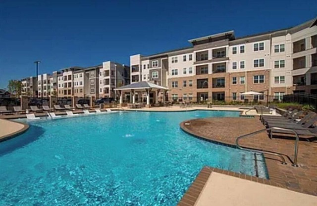 Charming 2-bedroom apartment with WiFi, AC in lovely Madison