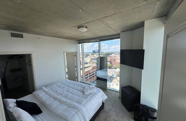 Charming 2-bedroom apartment in delightful Raleigh with AC, fitness room