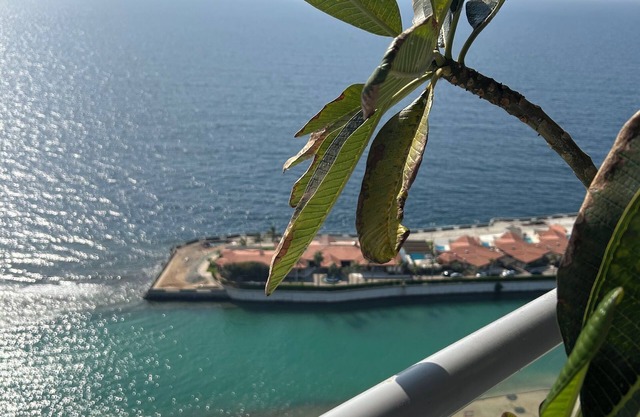 Charming 2-bedroom apartment with a sea view, 3-balconys, in welcoming Jeddah