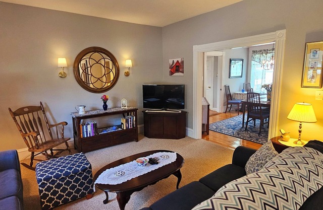 Charming 2-bedroom apartment with WiFi, AC near Boston