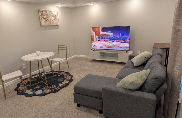 Charming 2-bedroom basement with WiFi, AC in brilliant Conley