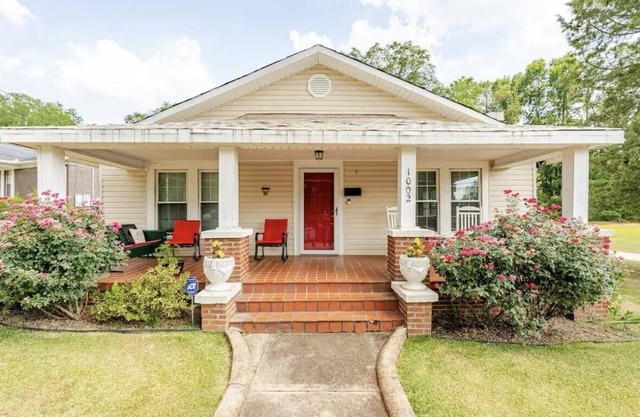 Charming 2-Bedroom Bungalow in Talladega w/WiFi, Huge Outdoor Space & Fire pit