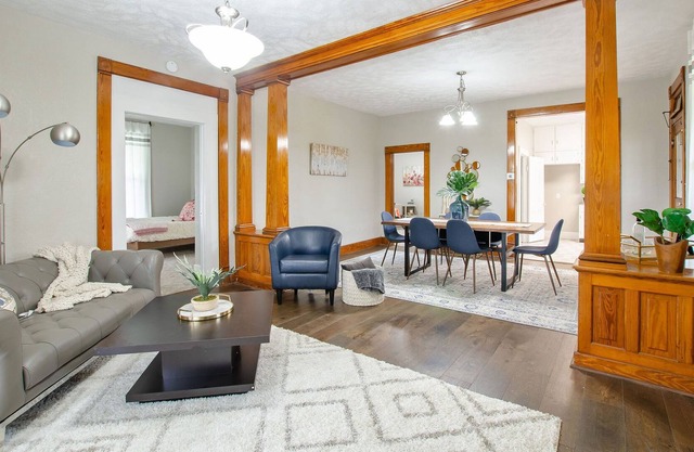 Charming 2 bedroom bungalow close to downtown.