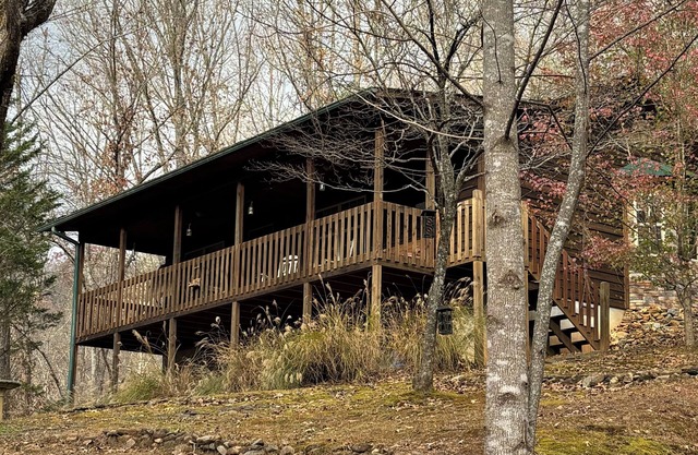 Charming 2-bedroom cabin with Hot Tub, WiFi, and AC/Heat in serene Hayesville