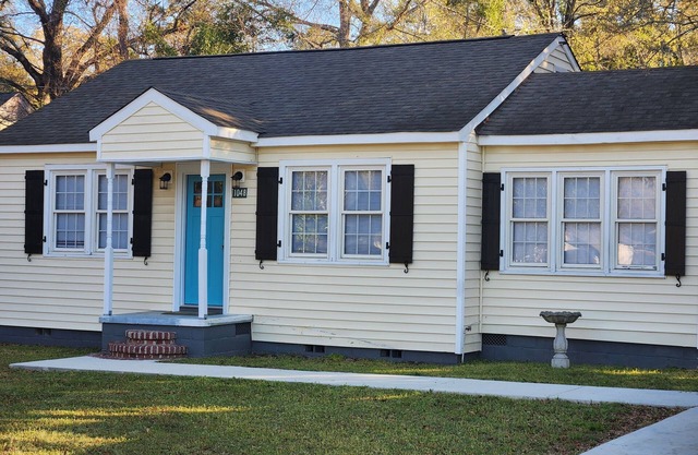 Charming 2-bedroom cottage close to I26 and I95; 1 hr from Charleston