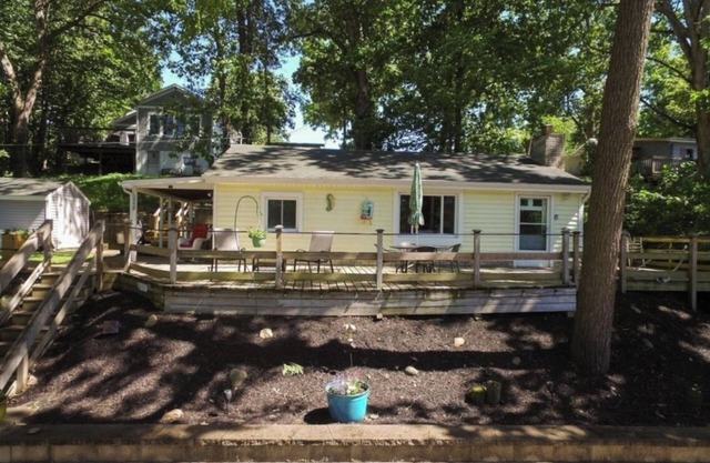 Charming 2-bedroom cottage in peaceful Monticello with AC, WiFi