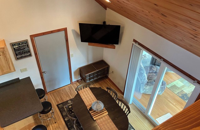 Charming 2-bedroom cabin with WiFi, AC in fabulous Bloomer