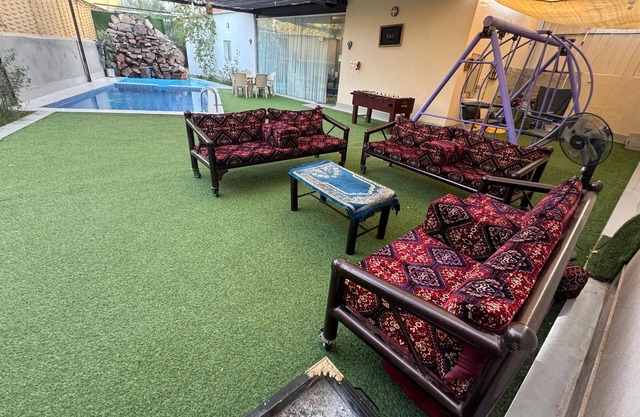 Charming 2-bedroom chalet with WiFi, AC in delightful Madinah