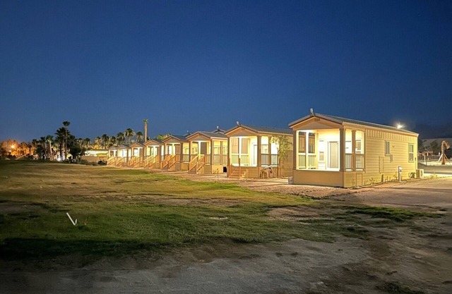 Charming 2-bedroom cottage in Coachella with AC, Great Amenities. No pets