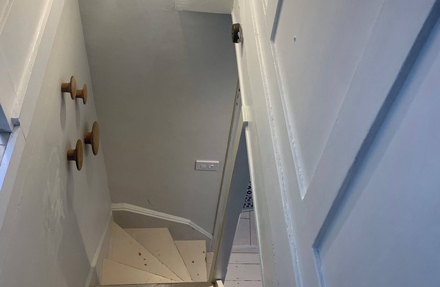 Charming 2-bedroom cottage in awesome London with WiFi