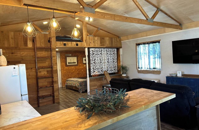 Charming 2-bedroom cottage in Dexter with AC, WiFi. Enjoy your stay