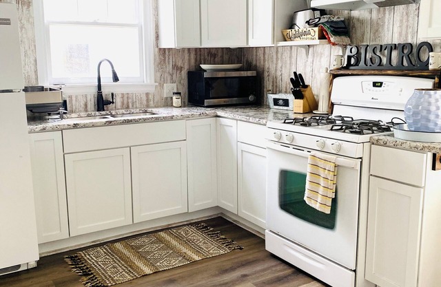 Charming 2-bedroom cottage near Lake Koshkonong - The Overlook Too!