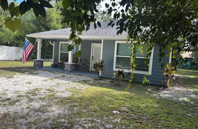 Charming 2-bedroom cottage in Odessa Fl. Minutes from Airport