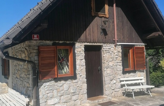 Charming 2-bedroom country house in Gabrovka with an exceptional view.