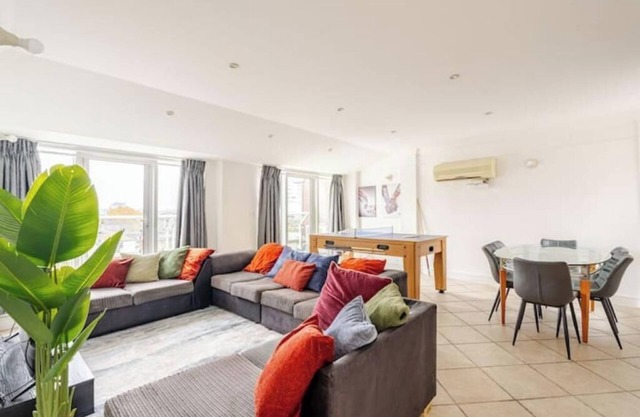 Charming 2-bedroom duplex penthouse with AC and WiFi in fabulous London Bridge
