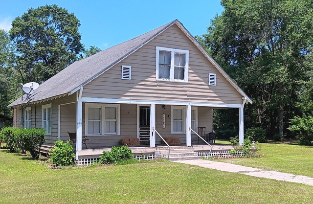 Charming 2-bedroom farmhouse in Blackshear with AC