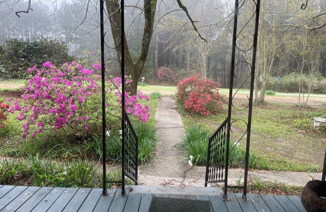 Charming 2-bedroom farmhouse in Sumrall.