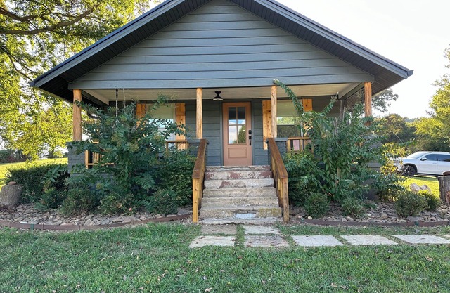 Charming 2-bedroom house in Huntsville, AR Located in the crossroads of NW AR.