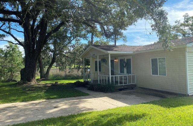 Charming 2-bedroom house in fabulous Pascagoula with AC, WiFi, and Waterview