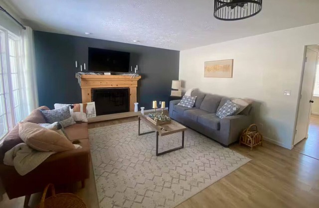 Charming 2-bedroom house with AC, WiFi in delightful Walnut Creek