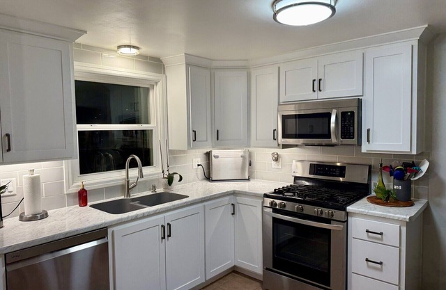 Charming 2-bedroom house 1.3 miles from LAMBEAU FIELD for NFL DRAFT