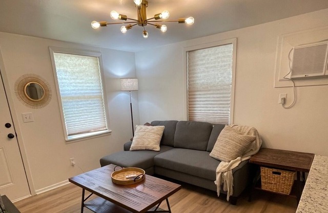 Charming 2 Bedroom Home Blocks from Historic Gonzales Square