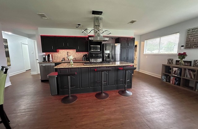 Charming 2-bedroom house with AC, fitness room and WiFi in adorable Metairie