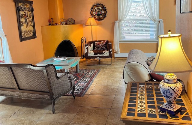 Charming 2-bedroom house in lovely Santa Fe/walk to plazannnnn