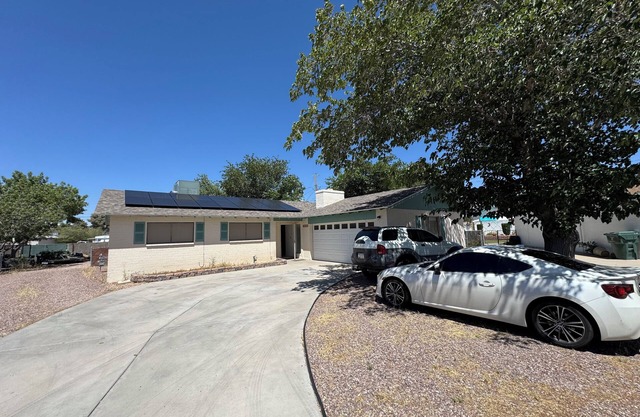 Charming 2-bedroom house in Kingman with WiFi and AC. Rent 2 rooms and save