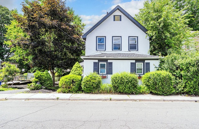 Charming 2-bedroom house in Teaneck with AC, WiFi. Enjoy your stay