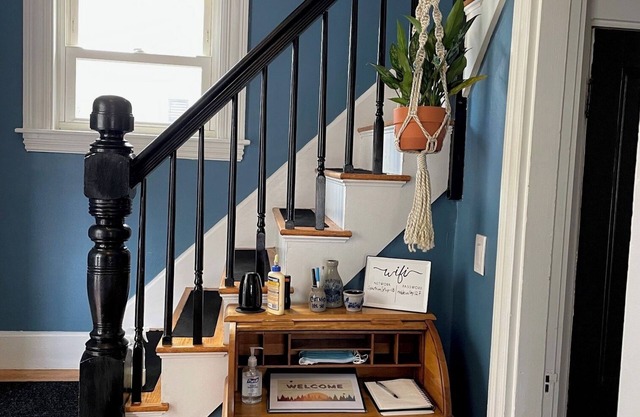 Charming 2-bedroom house in marvelous Auburn with AC, WiFi, and fenced yard.