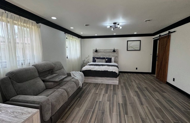 Charming 2-bedroom house with WiFi, AC in Dalton