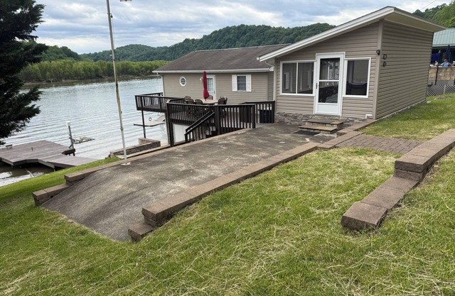 Charming 2-bedroom house with private dock in Draper Va on Claytor Lake