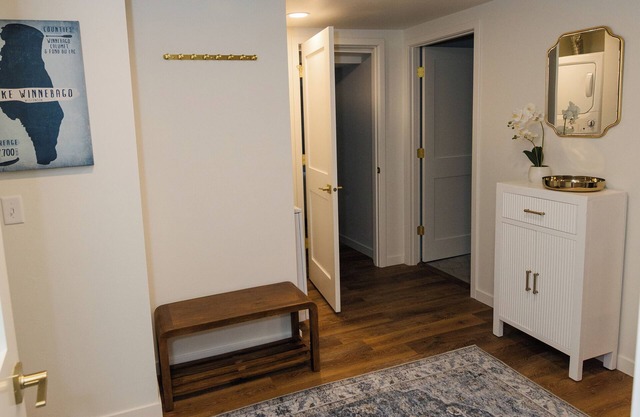 Charming 2-bedroom house in Neenah near Lake Winnebago