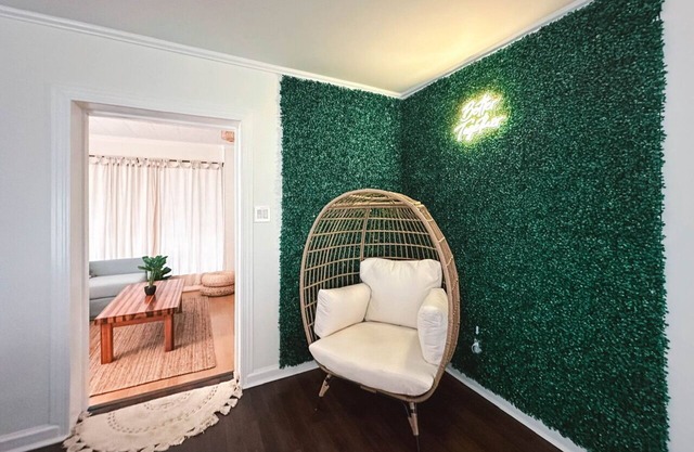 Charming 2-bedroom house in wonderful South Tampa with WiFi, AC