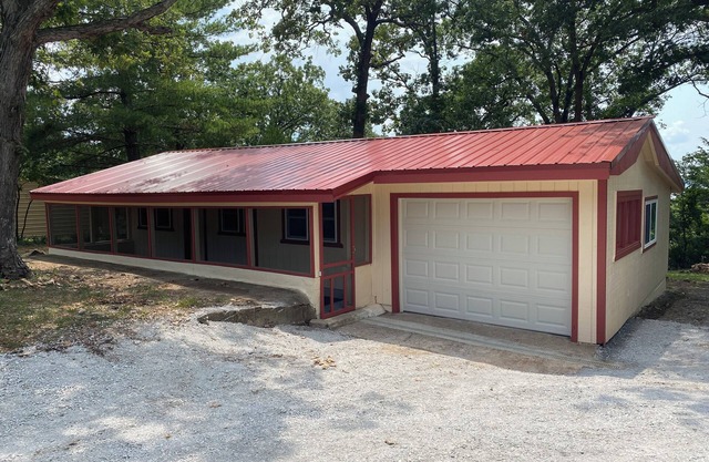 Charming 2-bedroom house with WiFi and AC in Warsaw close to launch ramps