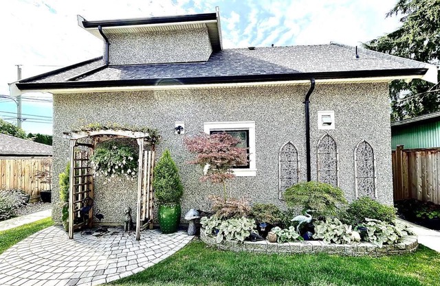 Charming 2 Bedroom Laneway Home!