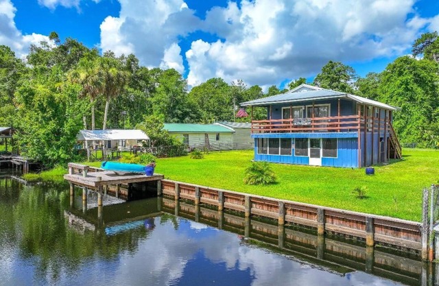 Charming 2-bedroom LAKEHOUSE house with WiFi, AC on George's Lake!