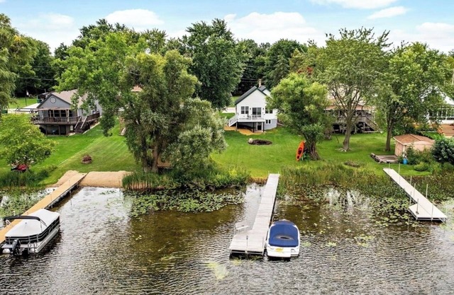 Charming 2-bedroom Lake House in West Bend