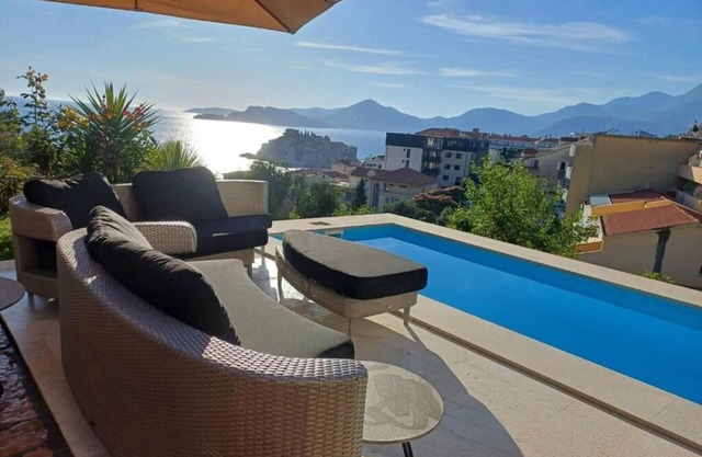 Charming 2-bedroom apartment in marvelous Sveti Stefan with AC