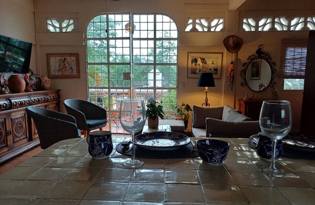 Charming 2-bedroom apartment in Zihautanejo, overlooking the bay & beach