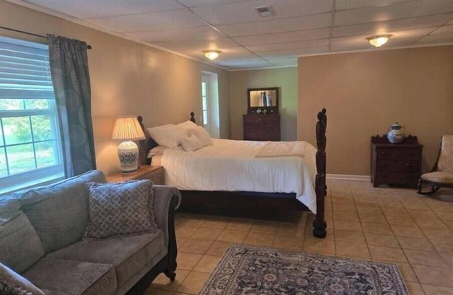 Charming 2-bedroom pet-friendly apartment with large fenced yard, AC, WiFi