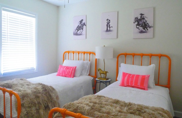 Charming 2-bedroom pool house on scenic estate - your perfect getaway!