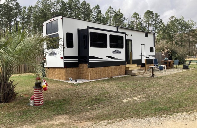 Charming 2-bedroom RV with WiFi and AC in peaceful Silverhill Alabama