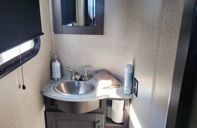 Charming 2-bedroom RV in Benson with fitness room, AC, pool, club house