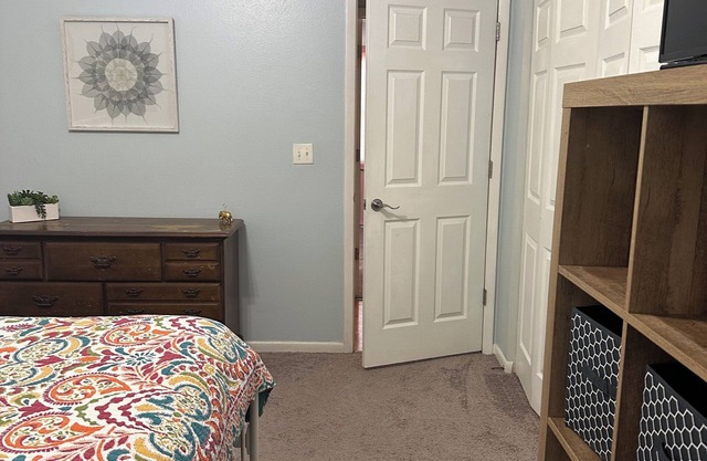 Charming 2-bedroom townhome with WiFi, AC in Clearwater close to the beach.