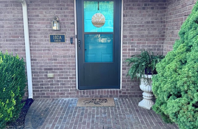 Charming 2-bedroom townhome near downtown Cave City. Child and pet friendly.